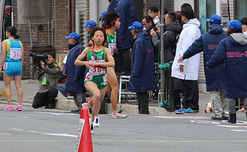 第3中継所でタスキを受け、前を行く選手を追う村上選手