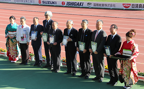 功労団体として表彰を受けた当社の黒川副社長（写真左から5人目）