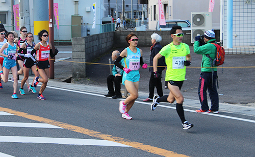 前半から積極的な走りを見せる関野選手(写真中央)