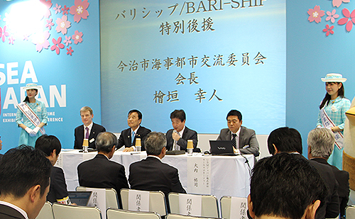 「バリシップ2017」開催発表記者会見であいさつする檜垣社長（右から２人目）