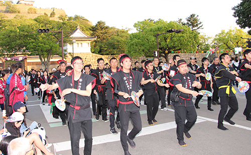 大手門前の通りで踊る「いまぞう連」の皆さん