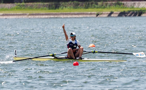 朝日レガッタ成年女子シングルスカル決勝で、1位でゴールした直後の杉原選手