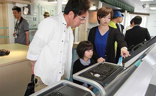 上部構造ブリッジの操船機器見学の様子