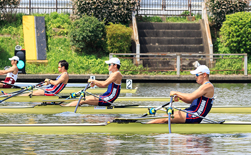 男子シングルスカルで競り合う井出選手と岡部選手