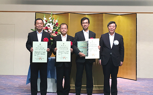 大型船部門賞受賞関係者らと賞状を手にする檜垣睦也常務取締役(左から2番目)