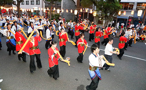 檜垣社長を先頭に、総勢約260名の社員・グループ社員が参加した『木山・今治お祭り音頭』