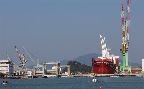 スタートし、折り返し地点を目指す今治造船チーム(写真右の艇)